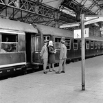 854140 Afbeelding van de Hotelplan Expres langs het perron van het N.S.-station Den Haag H.S. te Den Haag.